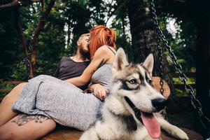 bellissimo coppia insieme con cane su un' swing foto