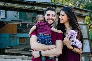 giovane famiglia con un' bambino su il natura foto