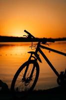 bicicletta su il sfondo di un' tramonto foto