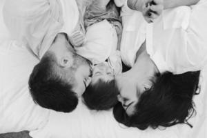 contento famiglia rilassante insieme su il materasso foto