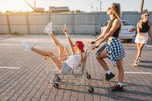 il ragazza trasporta sua amico nel un' cestino foto