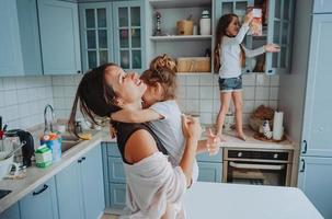 contento famiglia avendo divertimento nel il cucina foto