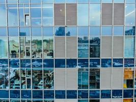 strada riflessione su bicchiere acciaio edificio facciata foto