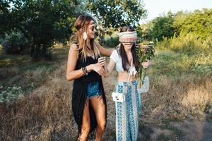 ragazza con chiuso occhi condurre di il mano foto