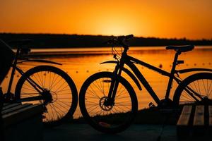 bicicletta su il sfondo di un' tramonto foto