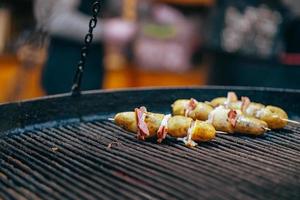 Patata con Bacon su spiedini cucinato a il palo foto