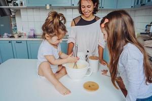 contento famiglia cucinare insieme nel il cucina foto