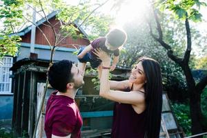 giovane famiglia con un' bambino su il natura foto