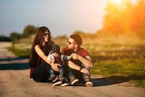 giovane famiglia con un' bambino su il natura foto