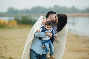 giovane famiglia con un' poco ragazzo per avere divertimento foto