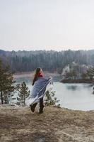 giovane bellissimo ragazza in posa su un' sfondo di lago foto