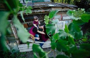 giovane famiglia con un' bambino su il natura foto