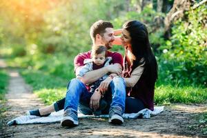 giovane famiglia con un' bambino su il natura foto