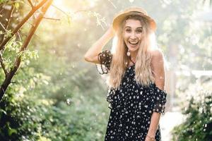 ragazza nel cappello in posa su telecamera foto