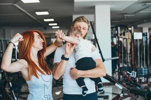 giovane famiglia con poco ragazzo nel il Palestra foto