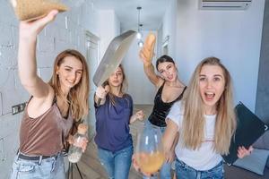 gruppo di donne nel il cucina foto
