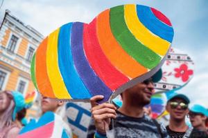 persone trasportare lgbt cuori a il lgbt parata foto