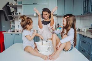 contento famiglia cucinare insieme nel il cucina foto