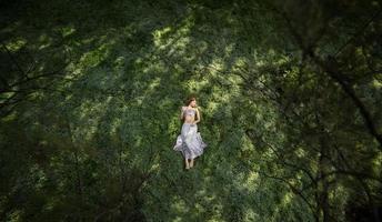 ragazza nel giardino sparato a partire dal sopra foto