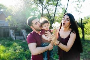 giovane famiglia con un' bambino su il natura foto