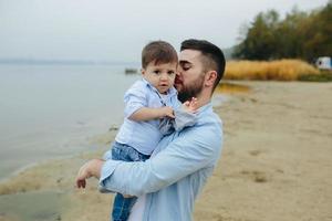 papà con poco figlio nel sua braccia foto