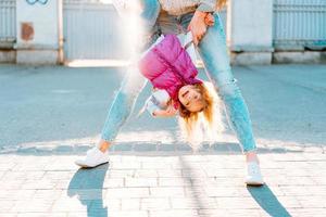 mamma e ragazza giocando, avendo divertimento foto