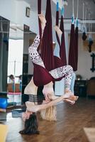 giovane ragazze fare aereo yoga nel il Palestra foto