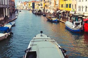 veneziano canale con antico case e Barche foto