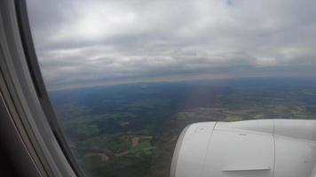 Visualizza a partire dal il finestra di un' passeggeri aereo di un' paesaggio foto