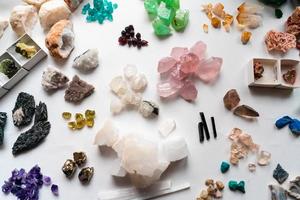 collezione di bellissimo prezioso pietre su bianca tavolo. foto