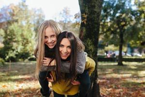 Due ragazze avendo divertimento nel il parco foto