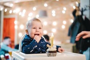 primo compleanno di un' poco ragazzo foto