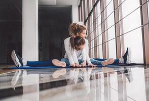 madre e figlia si divertono in palestra foto