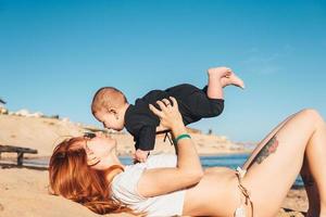 contento famiglia - madre e piccolo bambino figlio foto