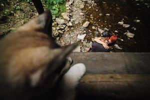 bellissimo coppia su il sfondo di foresta foto