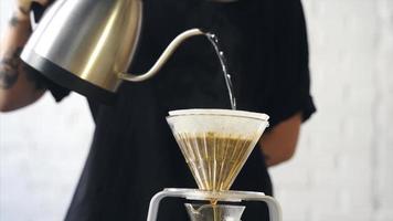 vicino su di un' barista fabbricazione mano fermentato caffè. foto