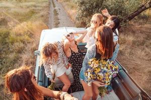 sei ragazze avere divertimento nel il campagna foto