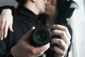 uomo e donna nel nero Abiti baci foto