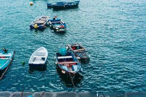 ormeggio con Barche su mare riva foto