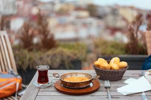 prima colazione su il veranda nel il sfondo città Visualizza foto