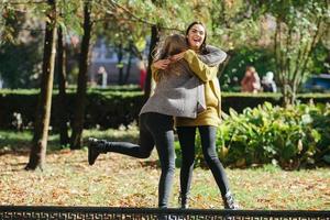 Due ragazze avendo divertimento nel il parco foto