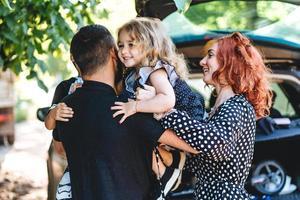 mamma, papà, poco figlio e figlia avere divertimento foto