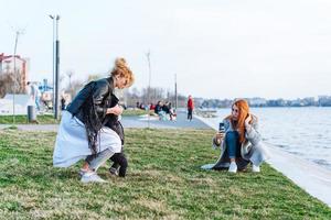 Due donne e un' poco ragazzo su il lago foto