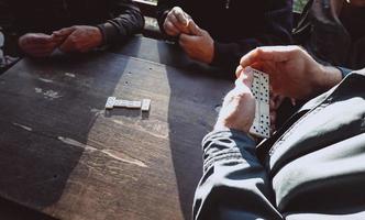 persone giocando il domino gioco nel il parco foto