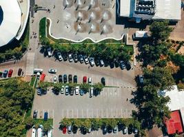 aereo fotografia di moderno città parcheggio a partire dal sopra. foto
