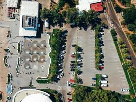 aereo fotografia di moderno città parcheggio a partire dal sopra. foto