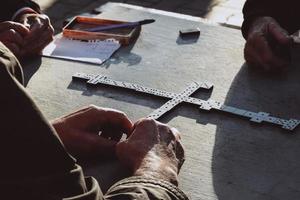 persone giocando il domino gioco nel il parco foto