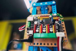 elettronico circuito tavola con processore e fili foto