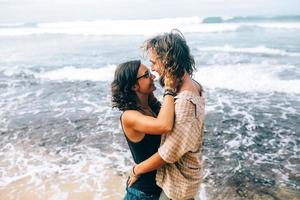 coppia su una spiaggia tropicale foto