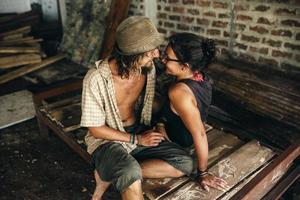 uomo e donna nel un abbandonato posto foto